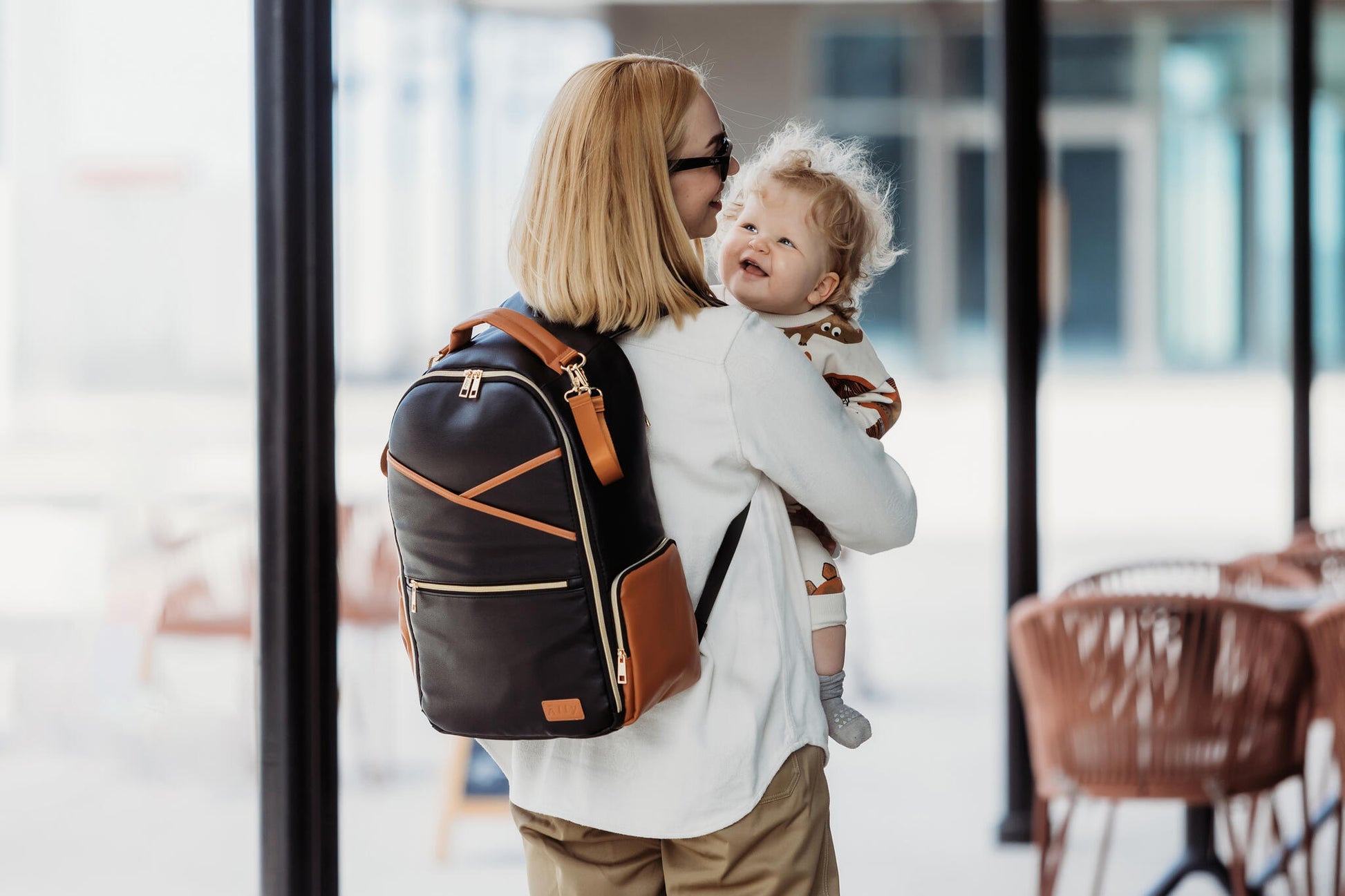 Großer Wickelrucksack – Schwarzer Kaffee - Lomi Kids Shop